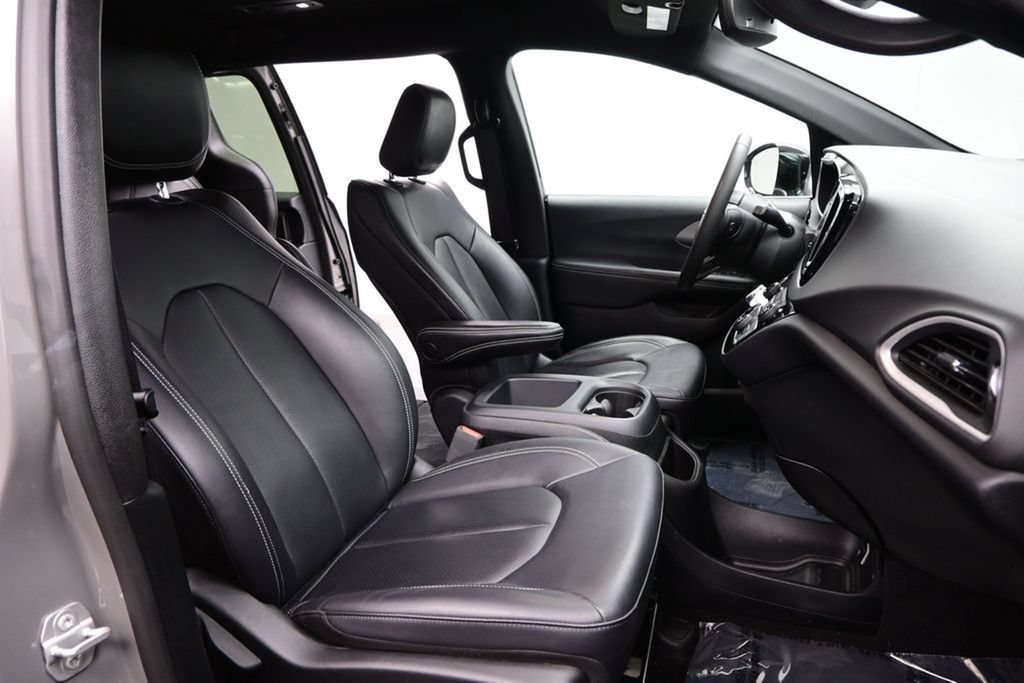 Used 2025 Chrysler Pacifica Select FWD image 14