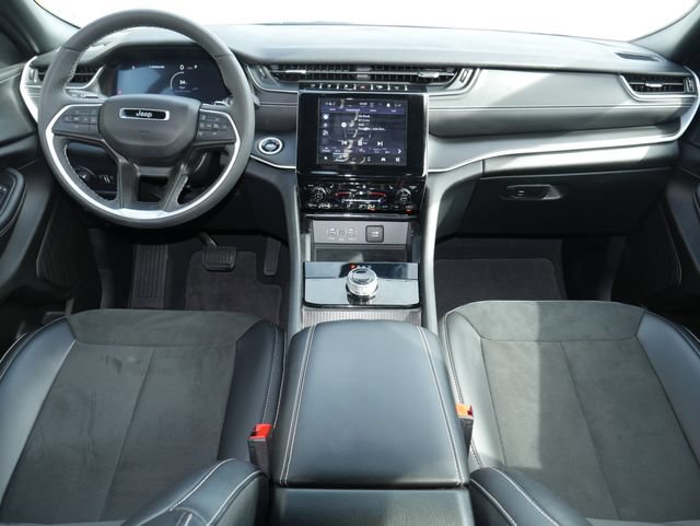 Used 2025 Jeep Grand Cherokee Altitude AWD/4WD image 6