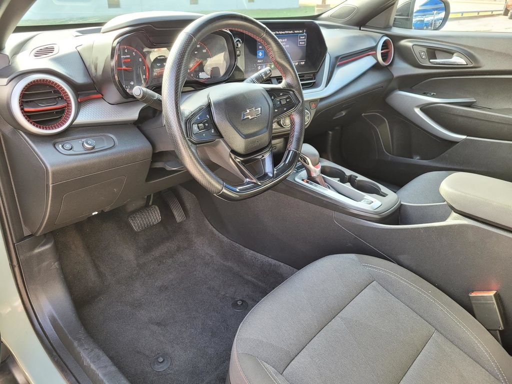 Used 2024 Chevrolet Trax RS FWD image 2
