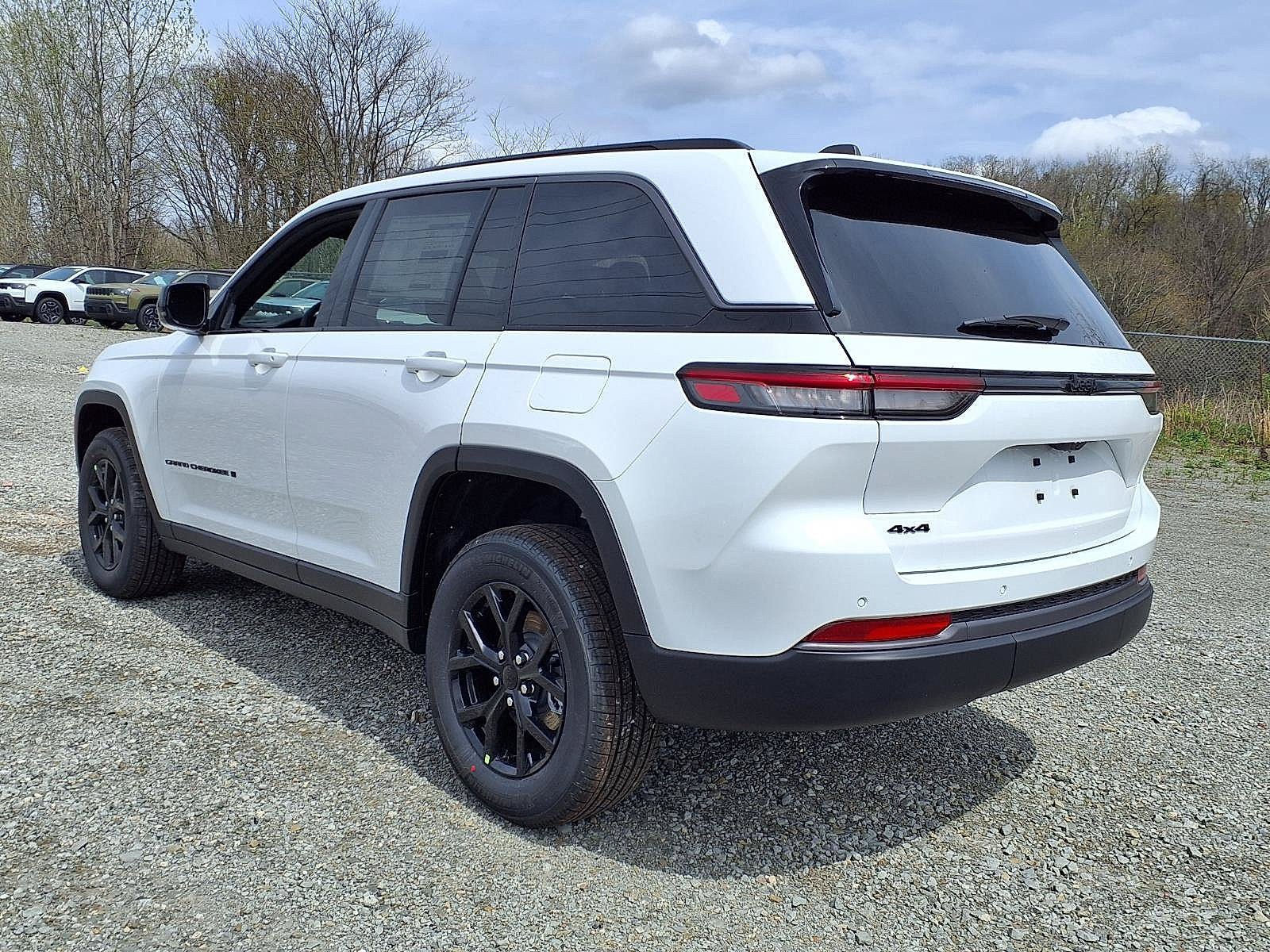New 2026 Jeep Grand Cherokee Altitude AWD/4WD image 4