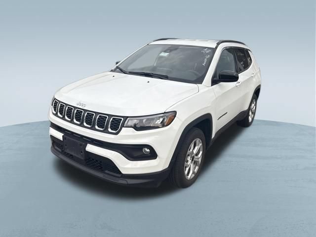 Used 2025 Jeep Compass Latitude AWD/4WD image 3