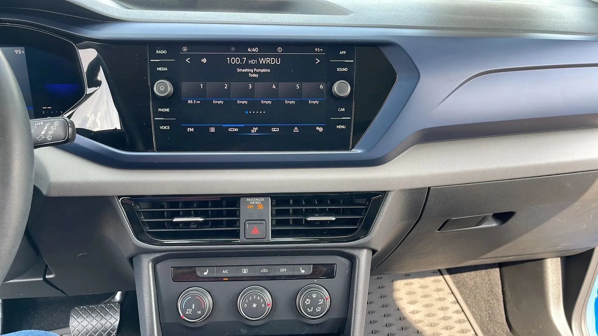 Used 2022 Volkswagen Taos SE w/ Panoramic Sunroof Package FWD image 16