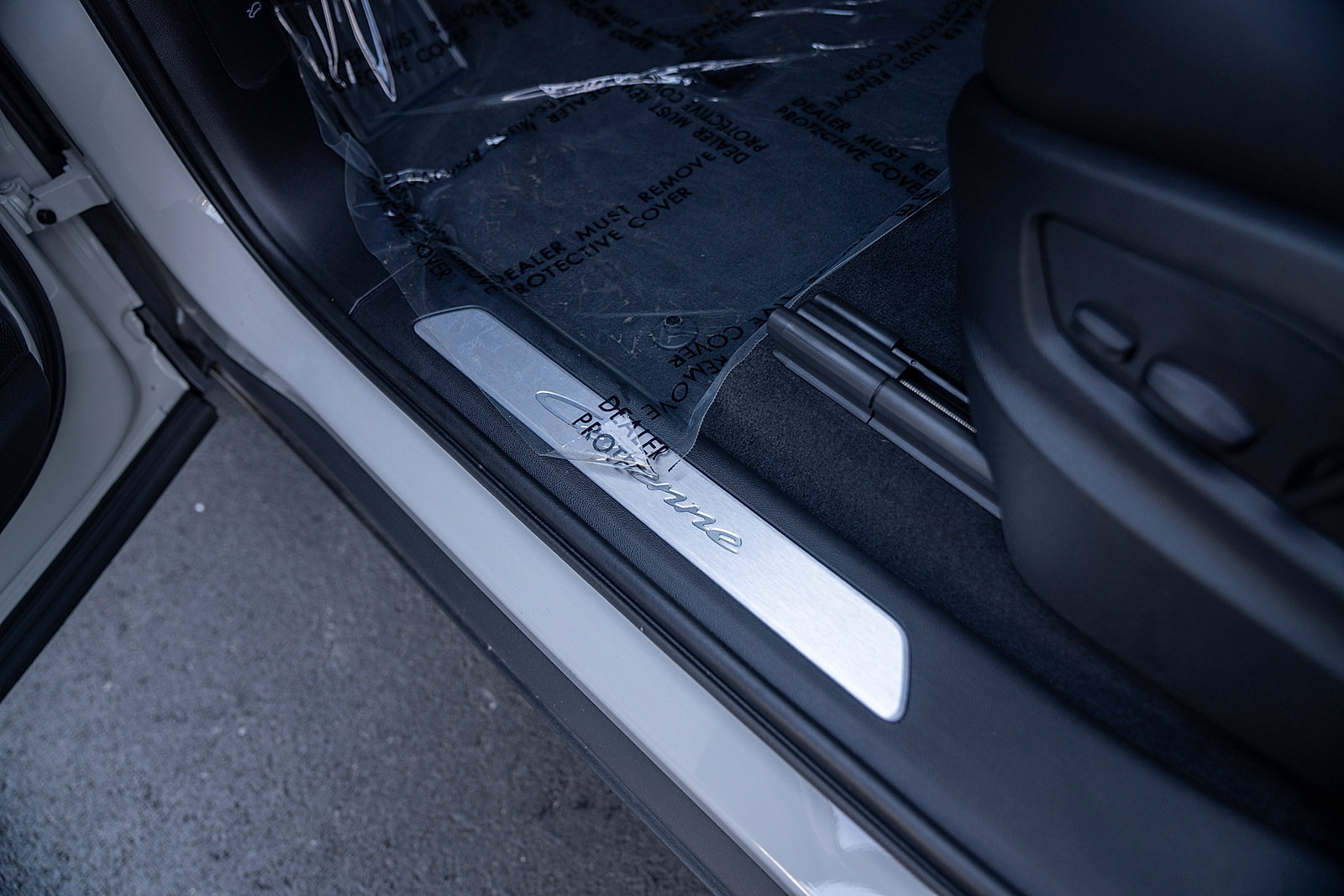 Certified 2025 Porsche Cayenne E-Hybrid Coupe AWD/4WD image 20