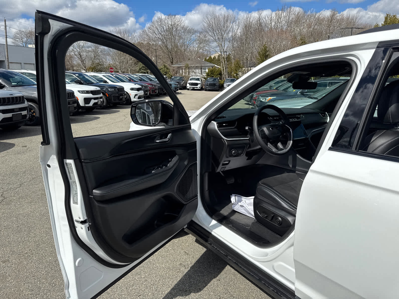 Used 2025 Jeep Grand Cherokee Altitude AWD/4WD image 11