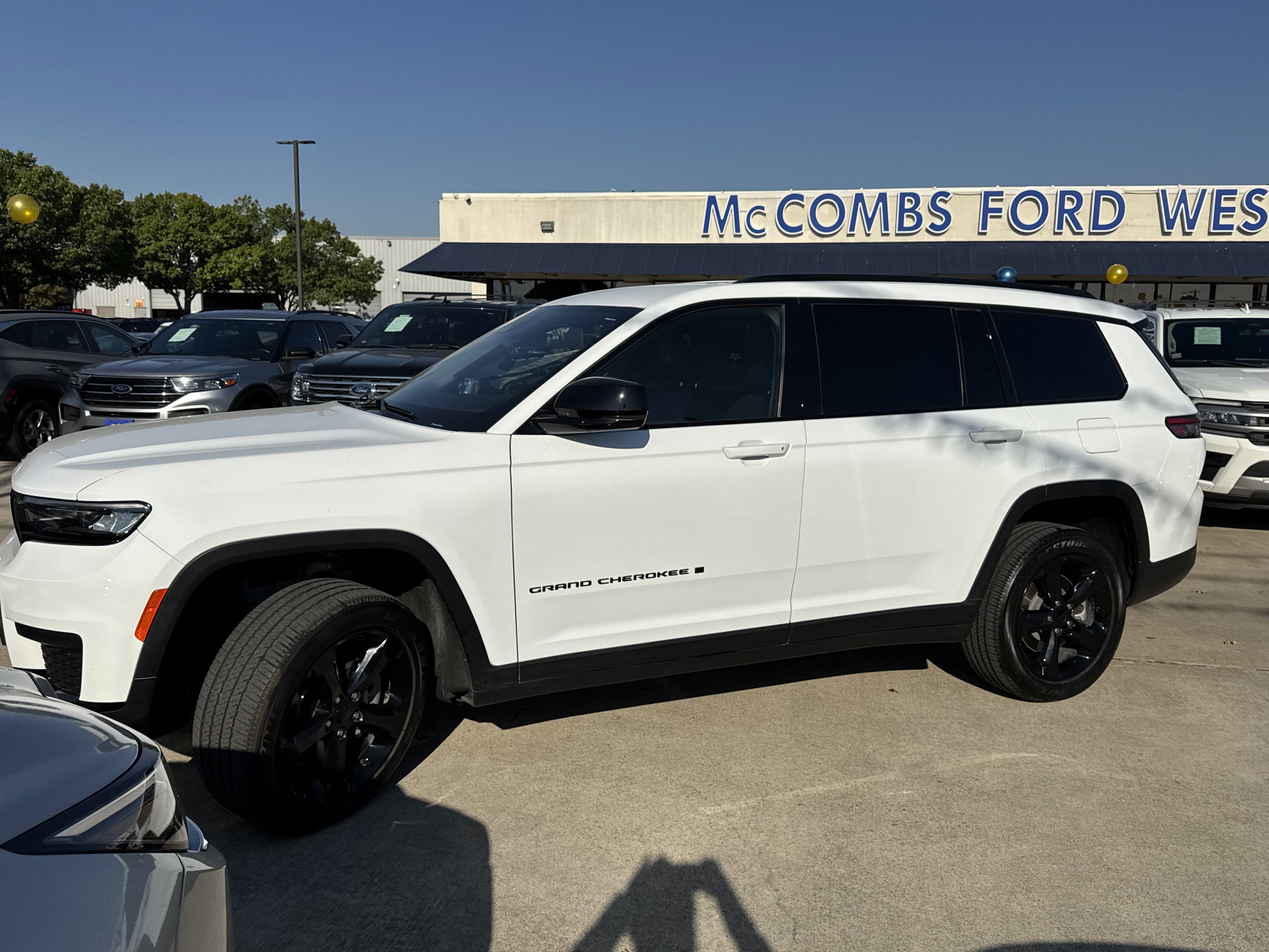 Used 2024 Jeep Grand Cherokee L Laredo image 12