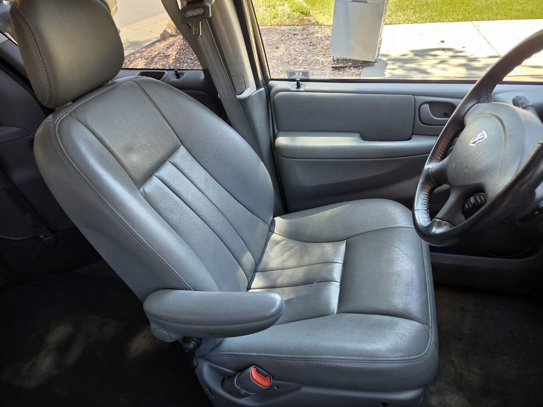 Used 2005 Dodge Grand Caravan SXT w/ Leather Interior Group FWD image 15