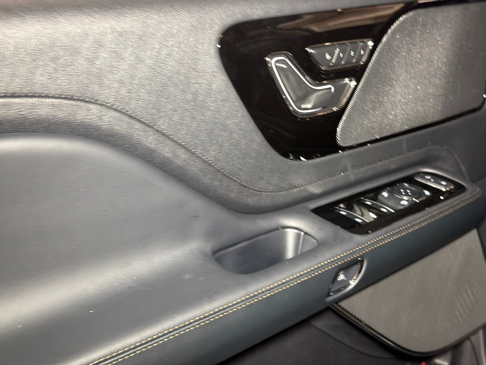 New 2027 Lincoln Aviator AWD image 19