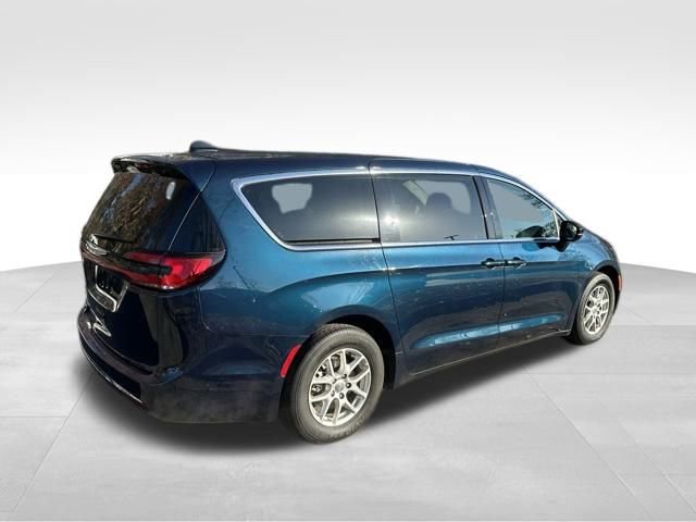 Used 2024 Chrysler Pacifica Touring-L image 7