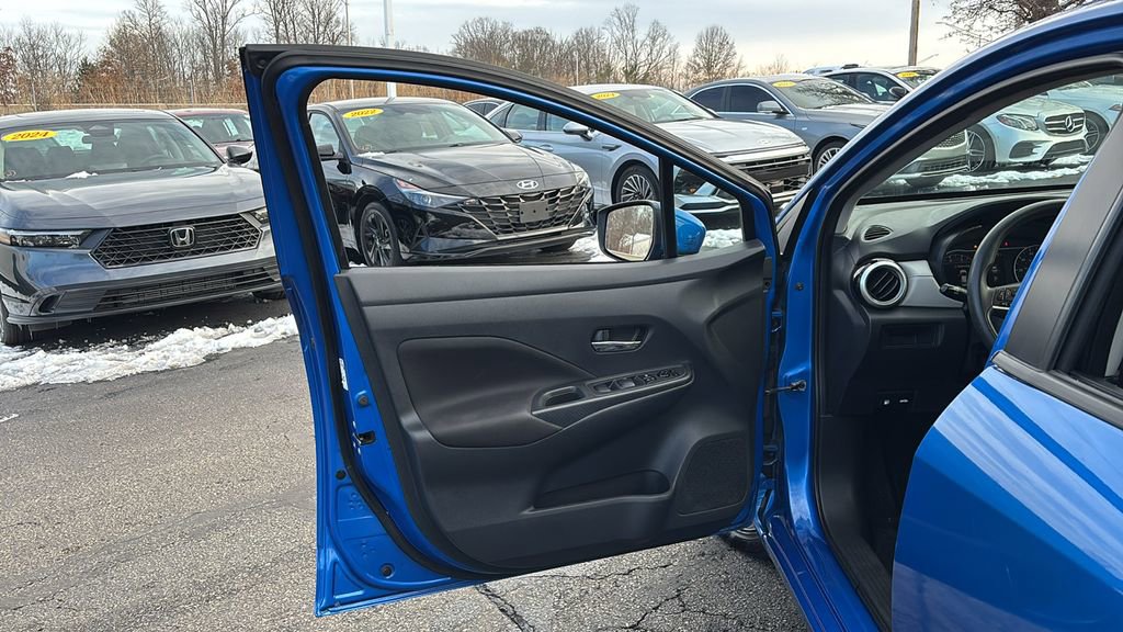 Used 2021 Nissan Versa SV image 11