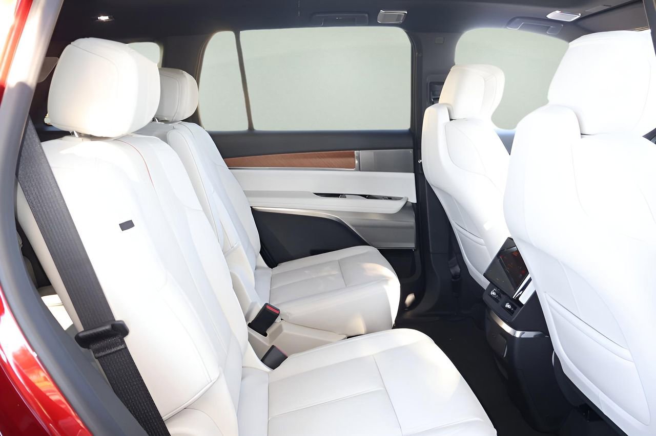 New 2026 Cadillac Vistiq Sport image 19