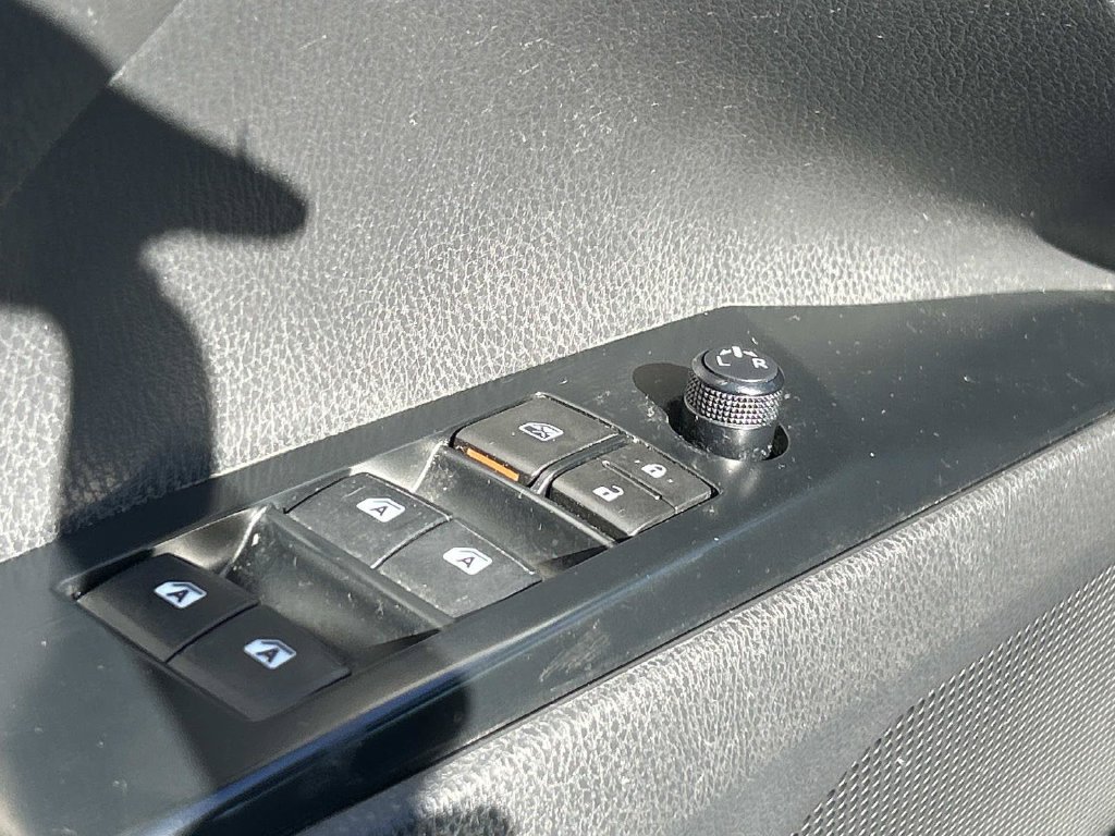 Used 2018 Toyota Camry SE FWD image 18