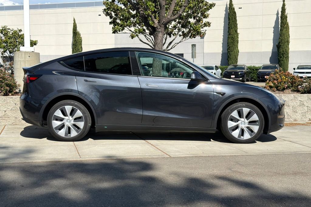 Used 2024 Tesla Model Y Long Range image 3