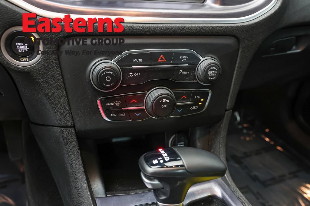Used 2018 Dodge Charger SXT w/ Blacktop Package RWD image 19
