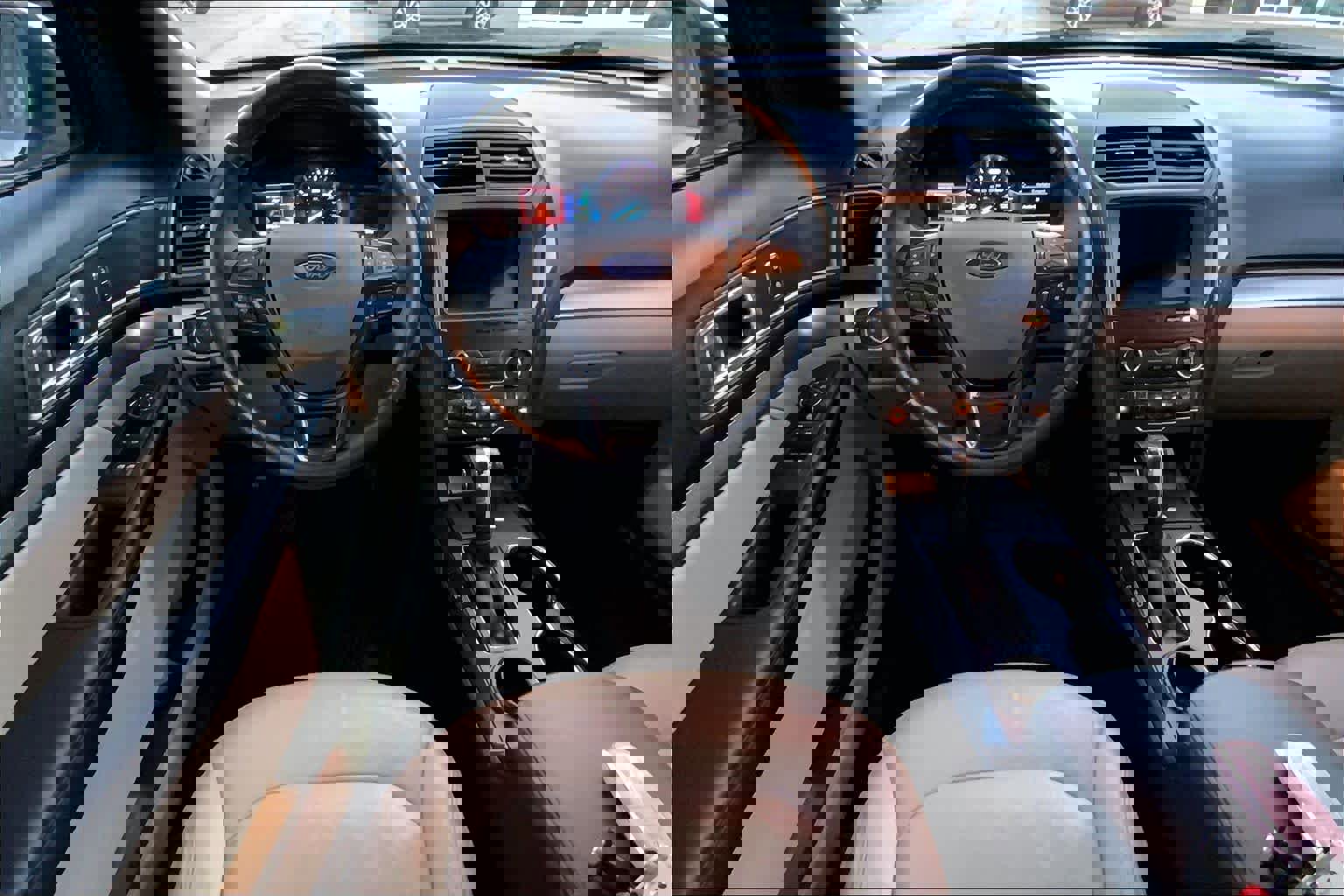 Used 2018 Ford Explorer XLT w/ Equipment Group 202A image 6