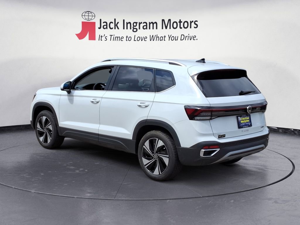 Certified 2025 Volkswagen Taos SE image 3