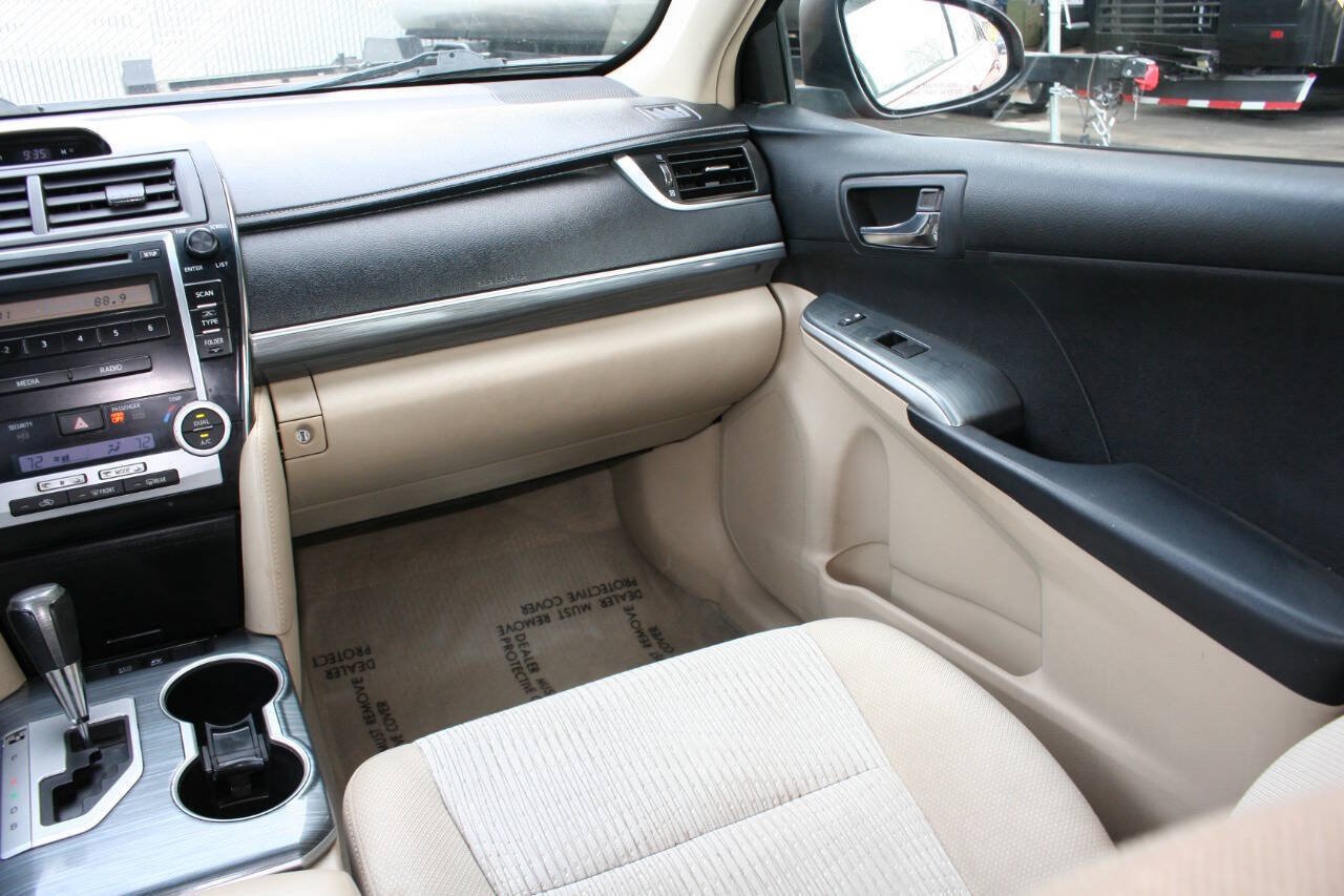 Used 2012 Toyota Camry LE w/ Preferred Accessory Pkg FWD image 19