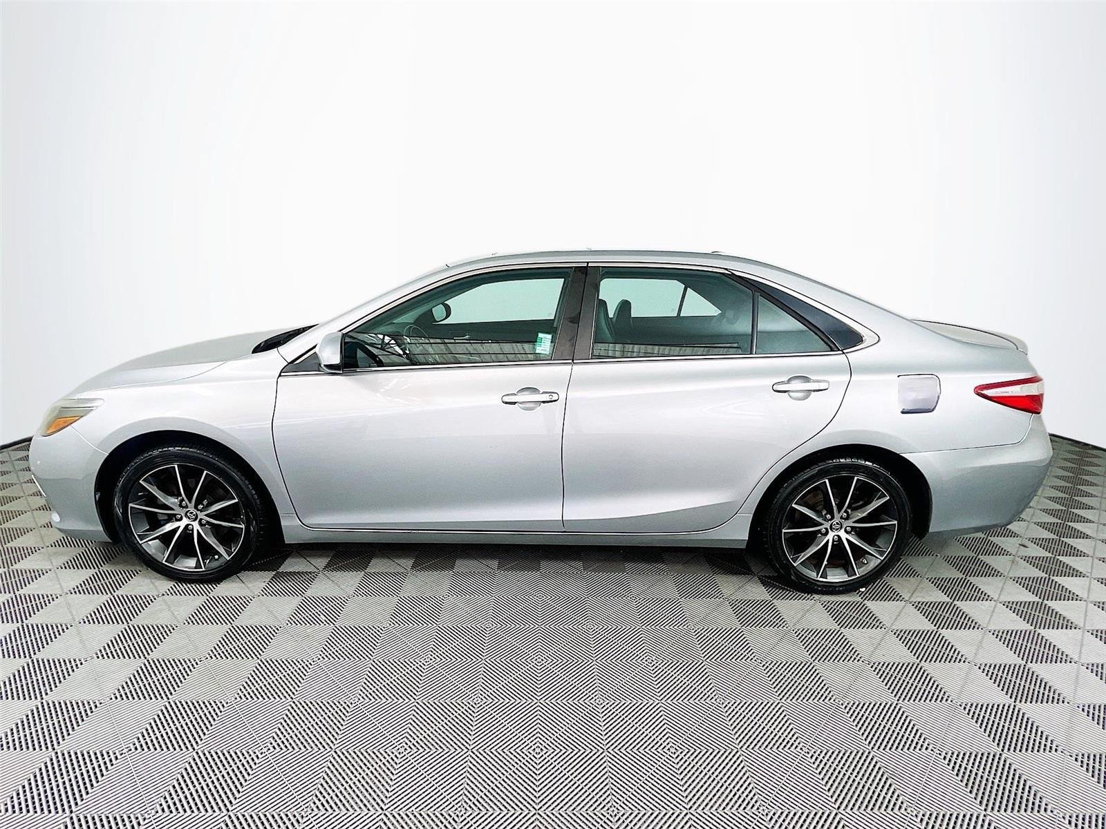 Used 2015 Toyota Camry XSE w/ Advanced Technology Package FWD image 4