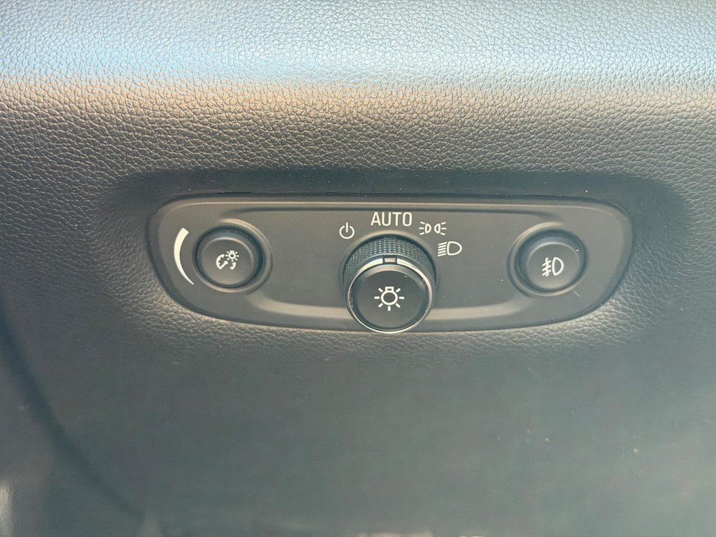 Used 2020 Chevrolet Traverse Premier w/ LPO, Blackout Package FWD image 19