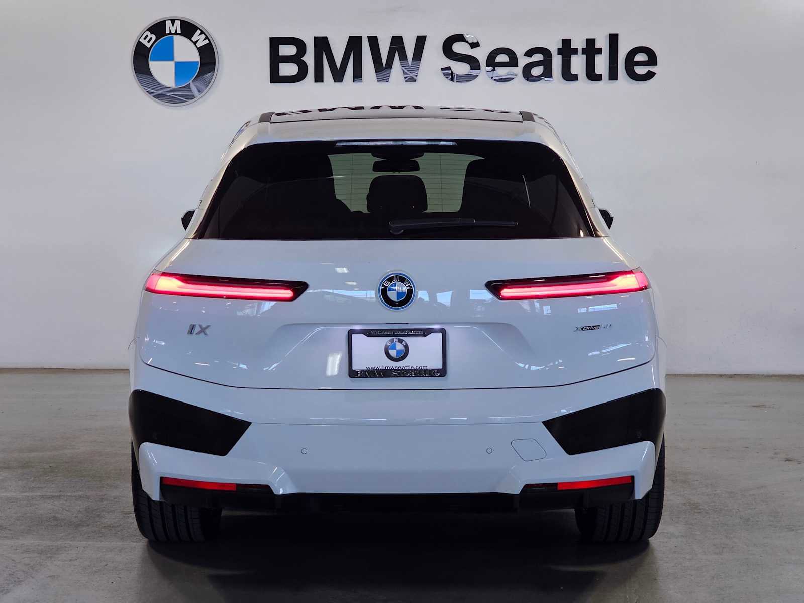 Used 2023 BMW iX xDrive50 w/ Premium Package image 5