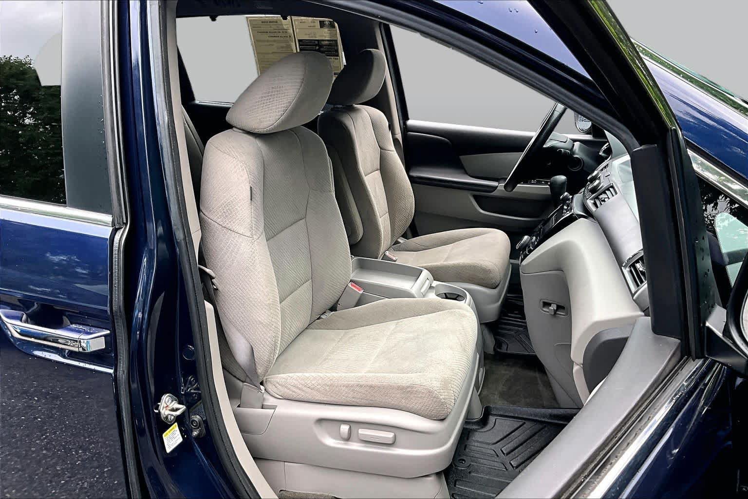 Used 2016 Honda Odyssey SE image 8