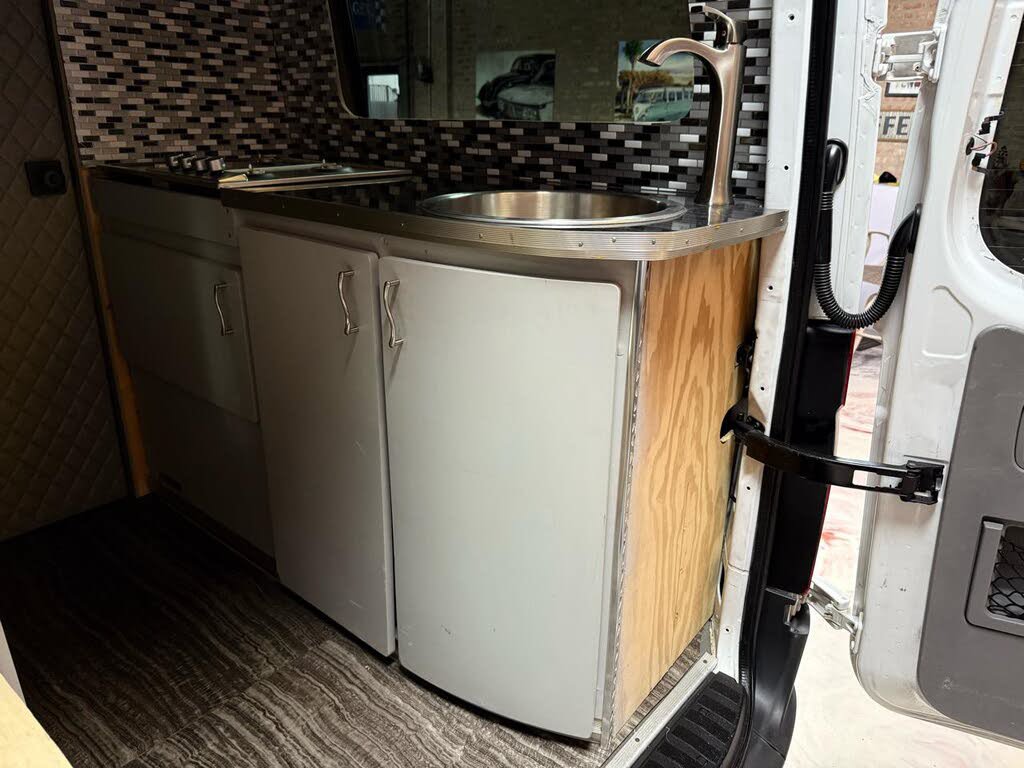 Used 2015 Freightliner Sprinter 2500 RWD image 33
