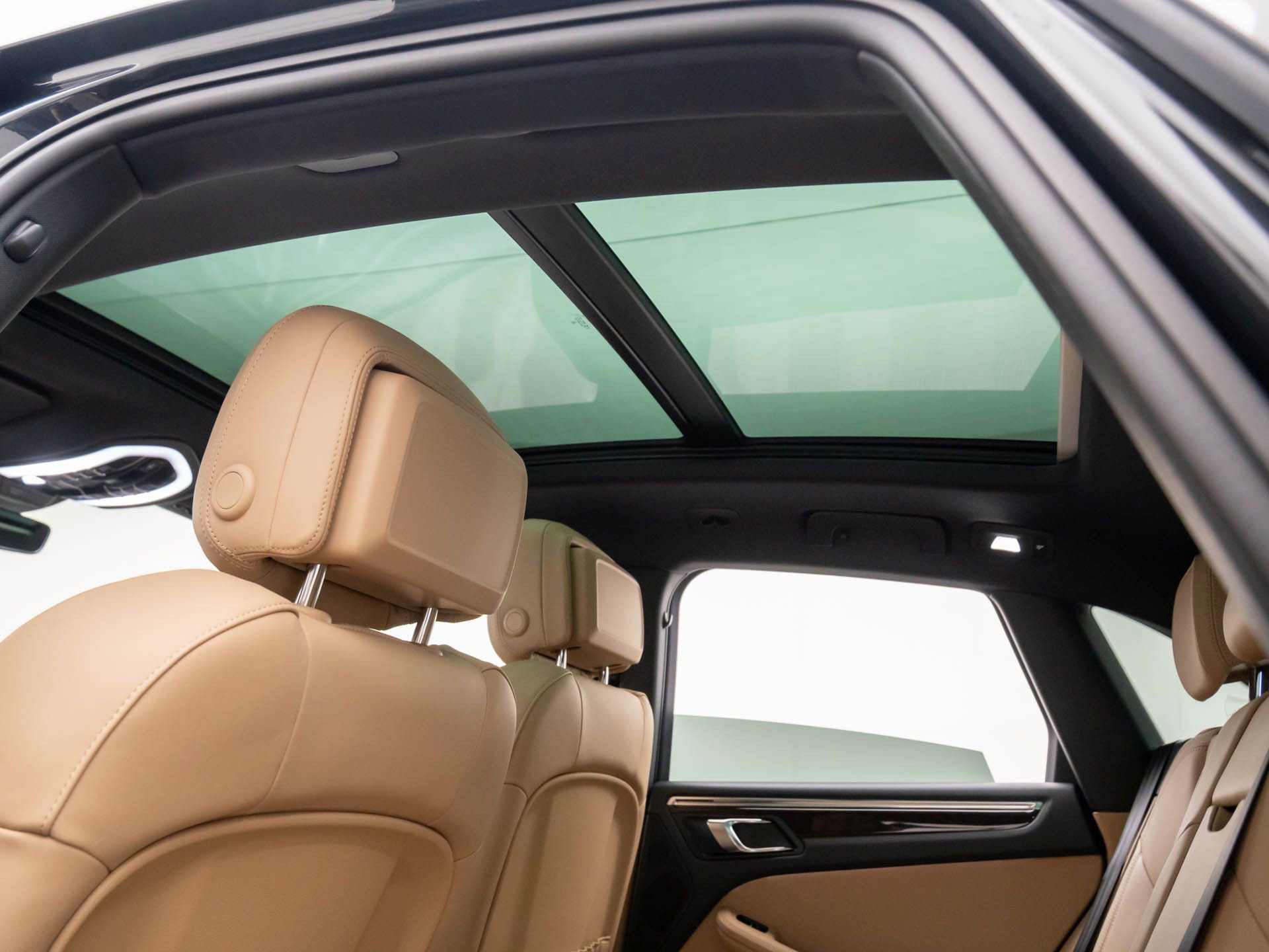 Certified 2026 Porsche Macan image 18