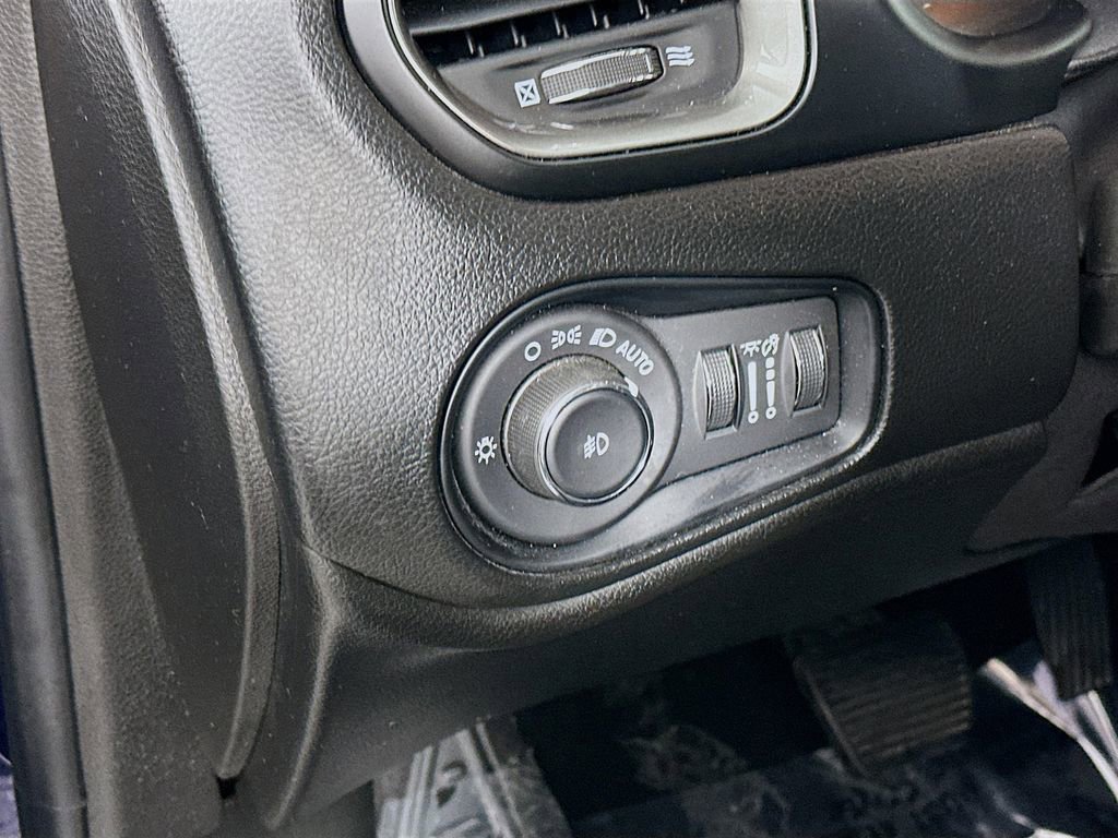 Used 2021 Jeep Renegade Limited image 15