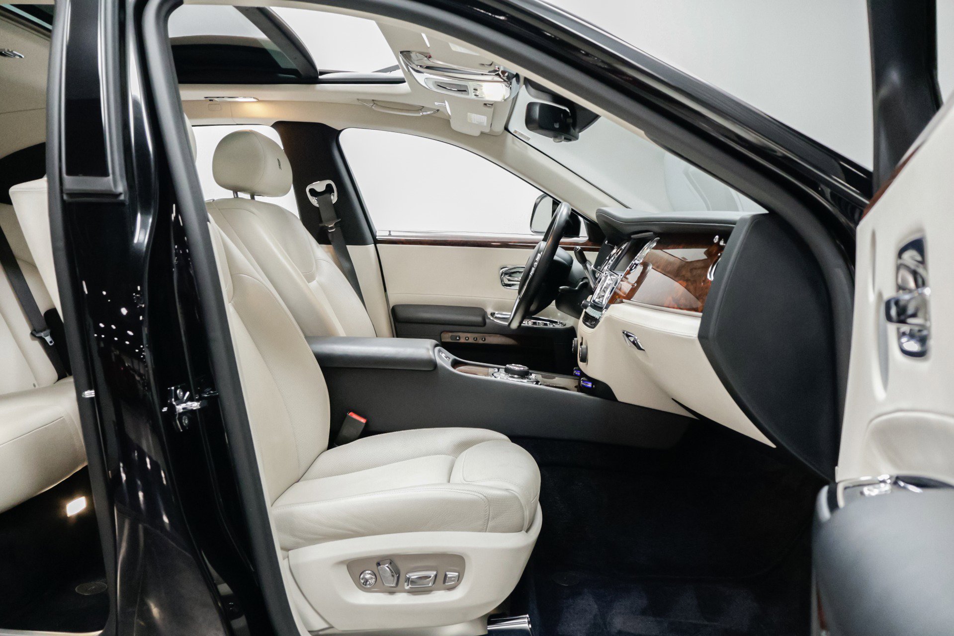 Used 2015 Rolls-Royce Ghost image 40