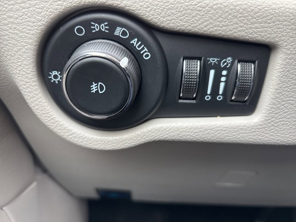 Used 2024 Chrysler Pacifica Touring-L image 32