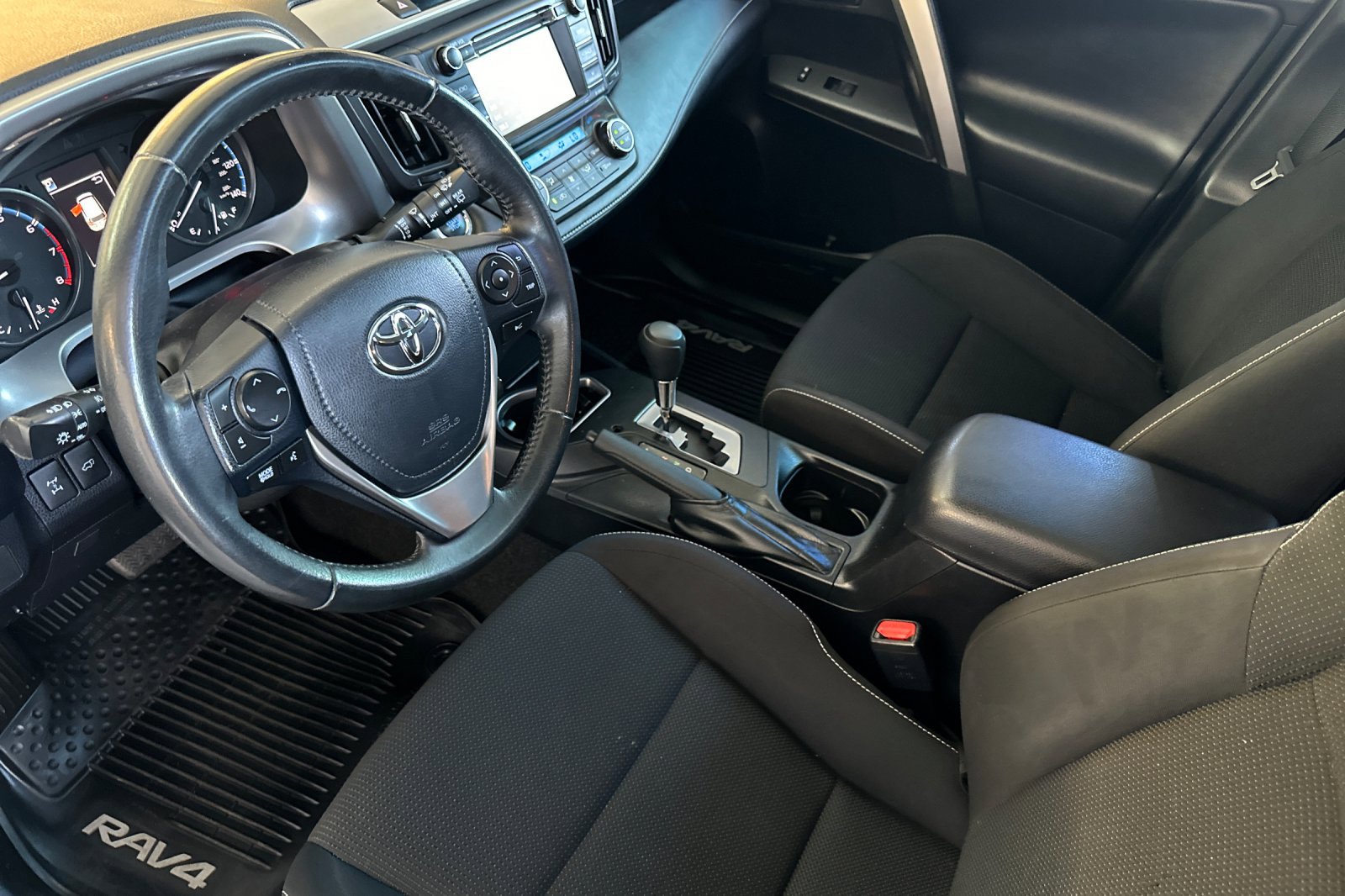 Used 2018 Toyota RAV4 XLE AWD/4WD image 10