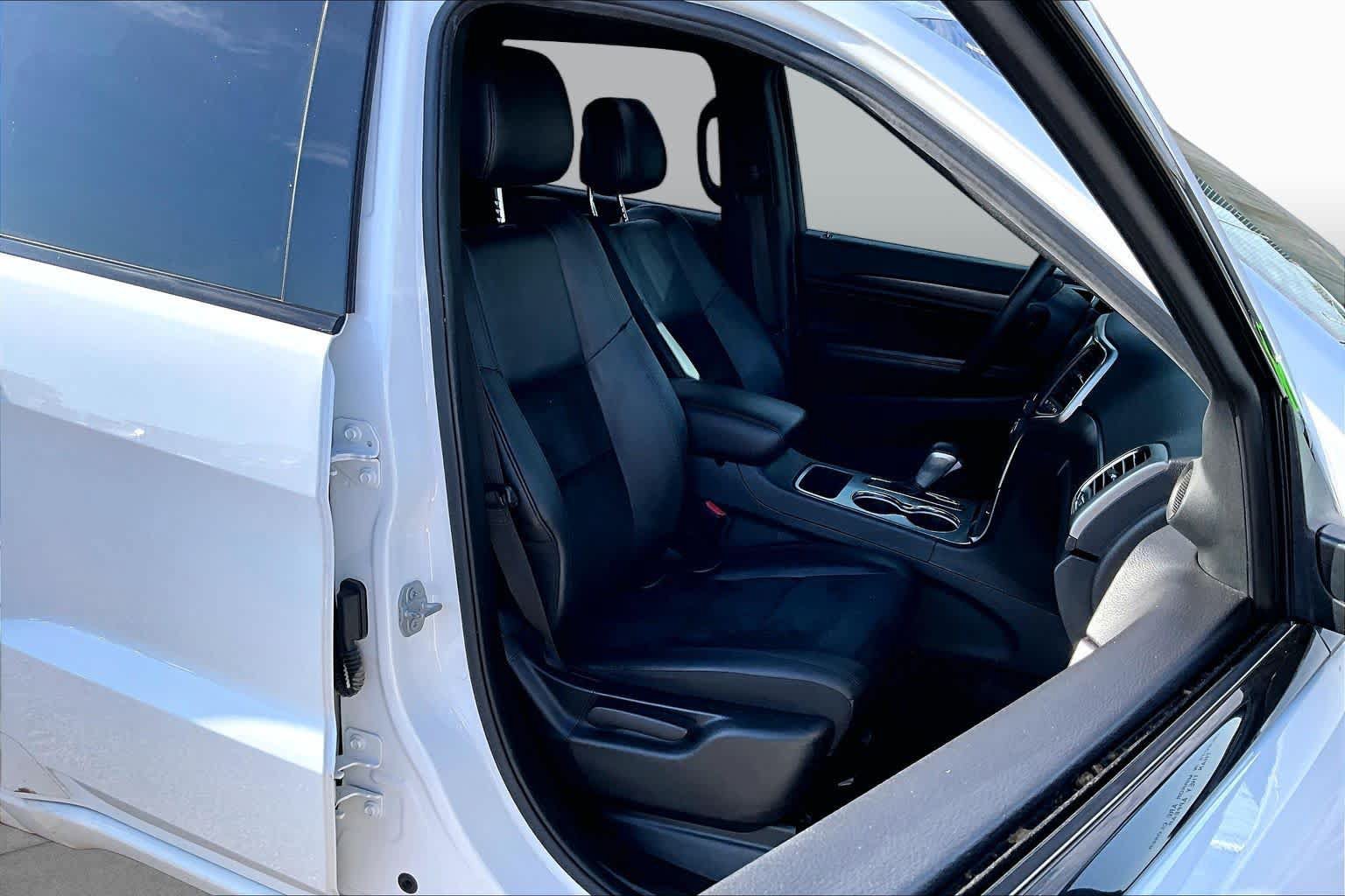 Used 2018 Jeep Grand Cherokee Altitude RWD image 11