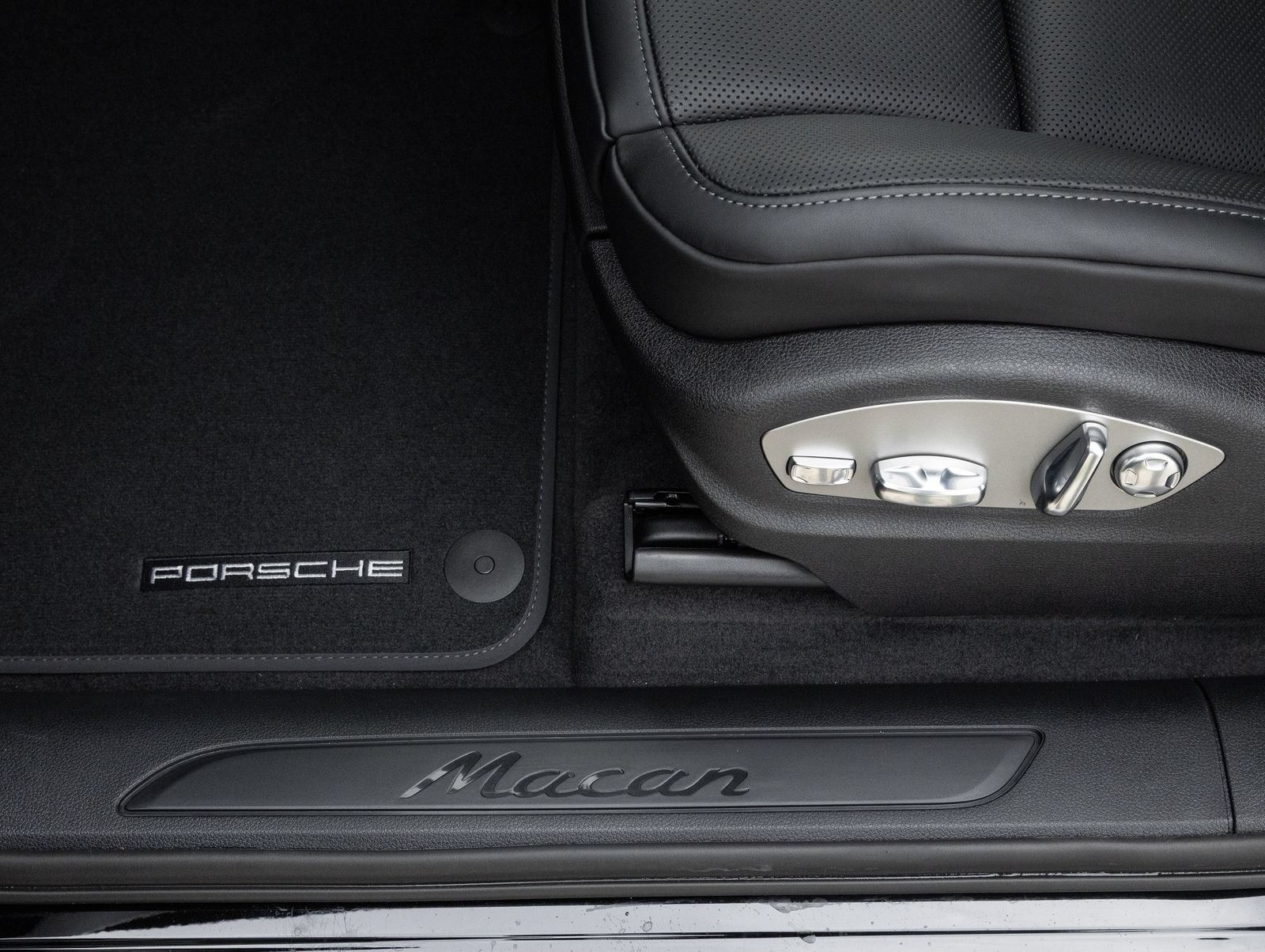 Certified 2026 Porsche Macan AWD/4WD image 20