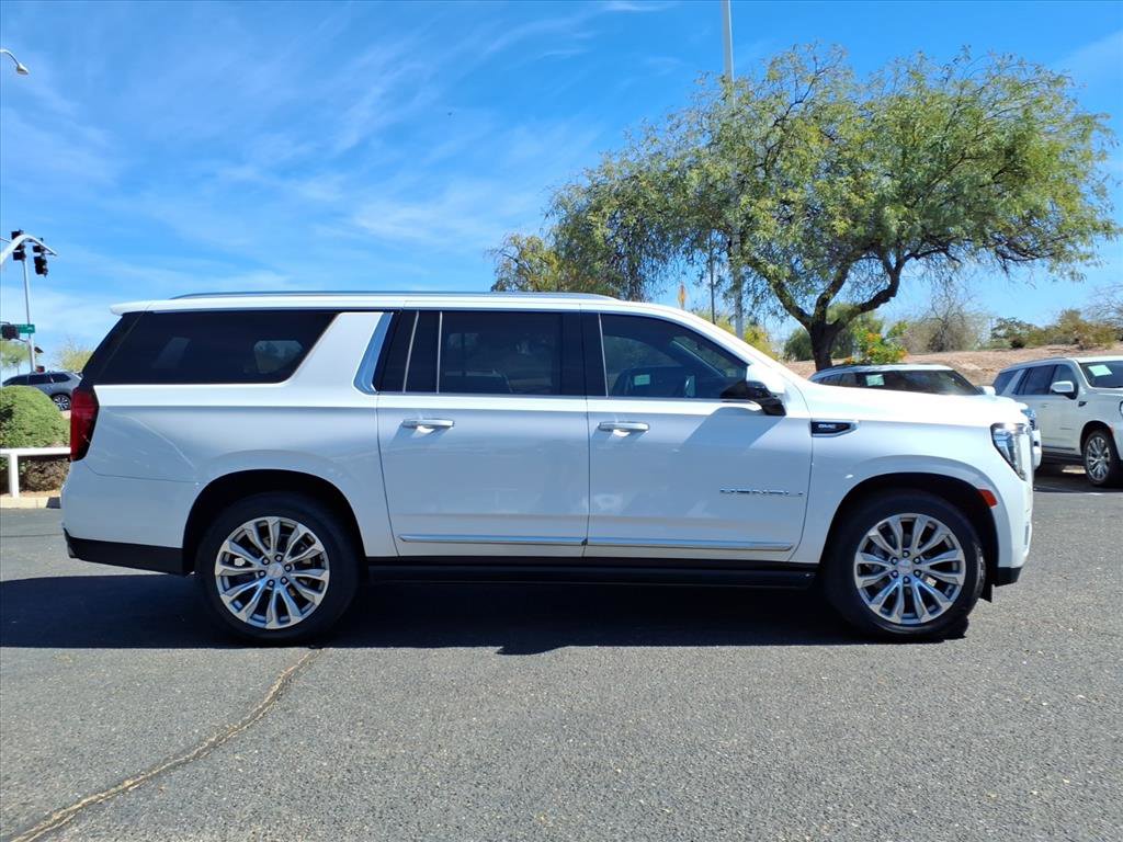 Used 2022 GMC Yukon XL Denali w/ Denali Premium Package image 4