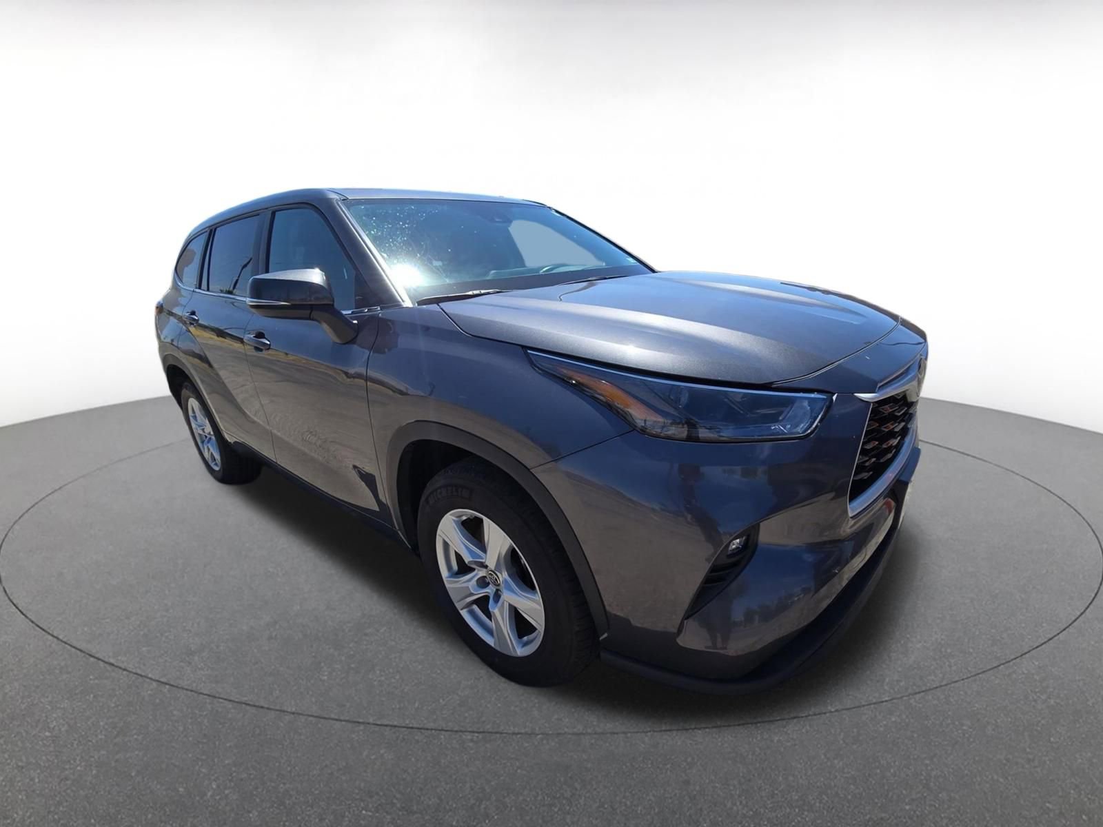 Used 2025 Toyota Highlander LE FWD image 2