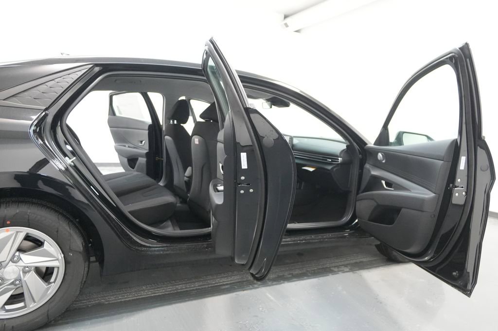 New 2026 Hyundai Elantra SE w/ Cargo Package image 25