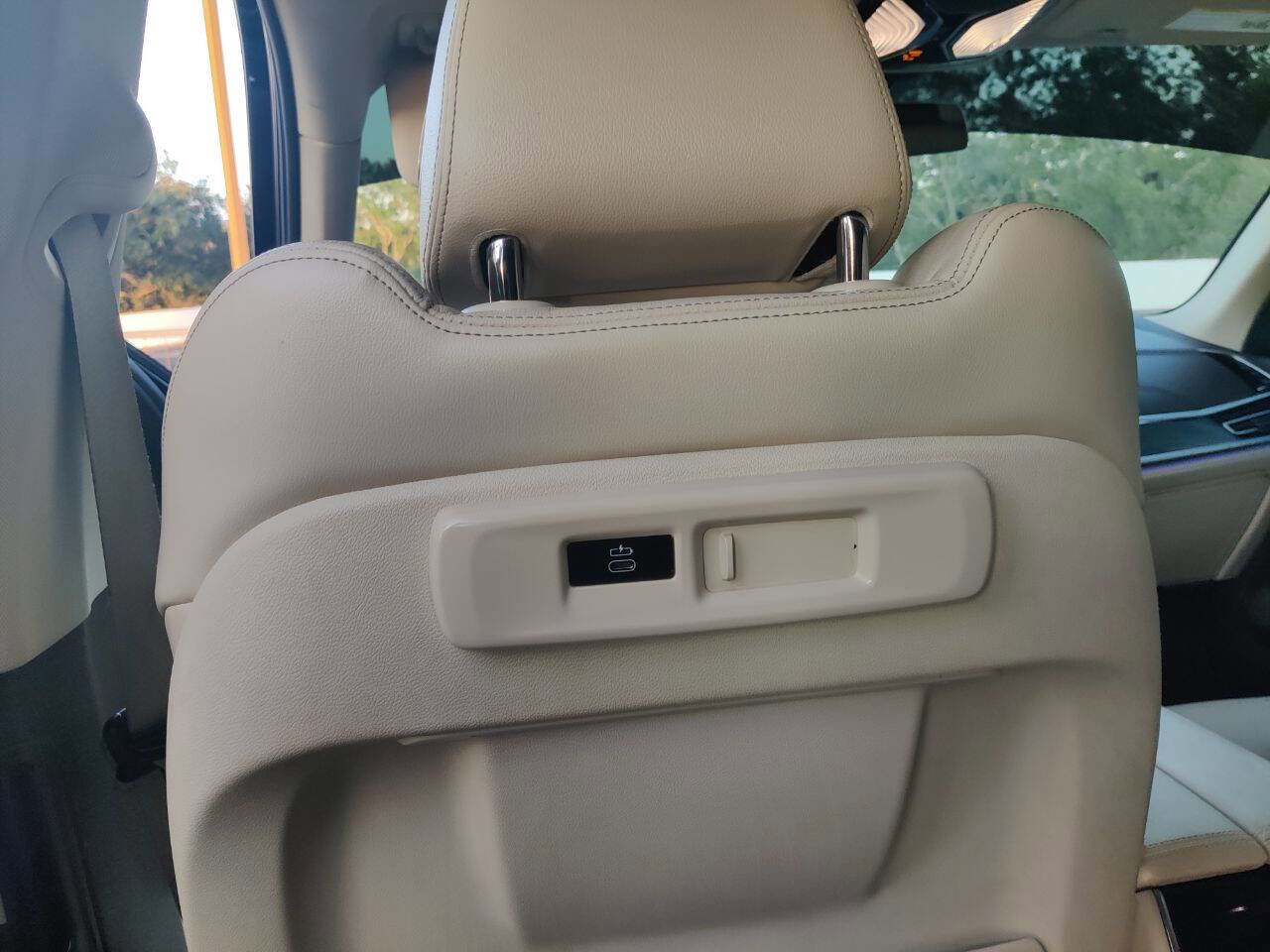 Used 2019 BMW X7 xDrive40i w/ Cold Weather Package image 28