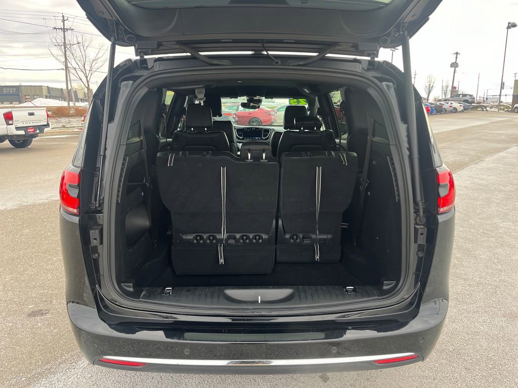 Used 2025 Chrysler Pacifica Select image 28