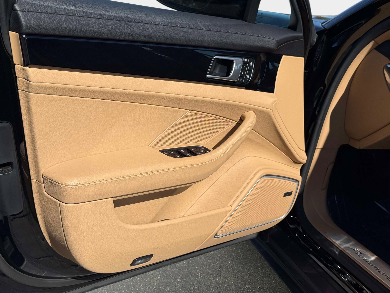 Used 2022 Porsche Panamera 4 image 36