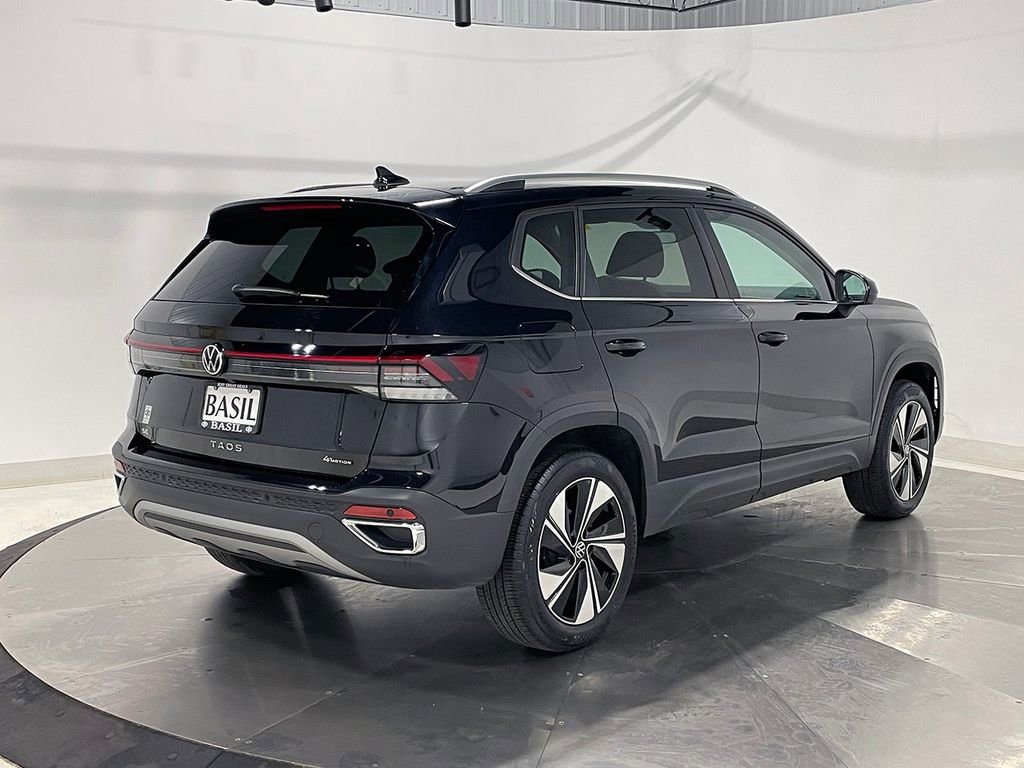 Used 2025 Volkswagen Taos SE AWD/4WD image 11