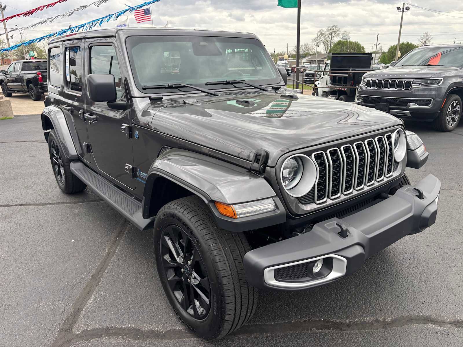 Used 2025 Jeep Wrangler Sahara image 3