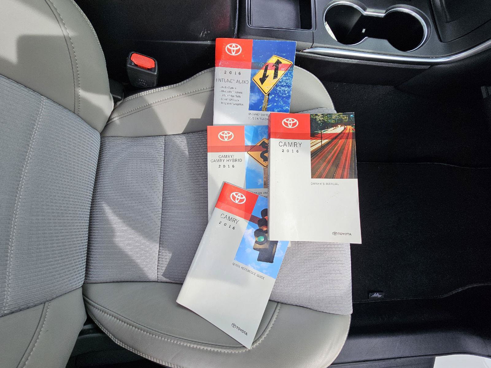 Used 2016 Toyota Camry SE w/ Moonroof Package FWD image 33