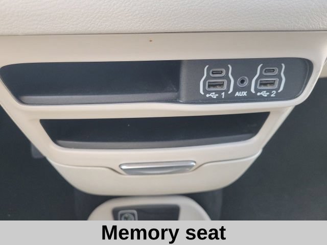 Used 2023 Chrysler Pacifica Touring-L FWD image 6