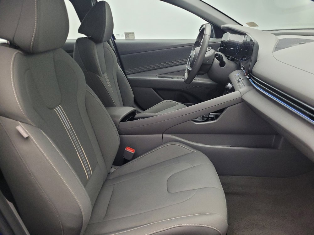 Used 2025 Hyundai Elantra SEL FWD image 21