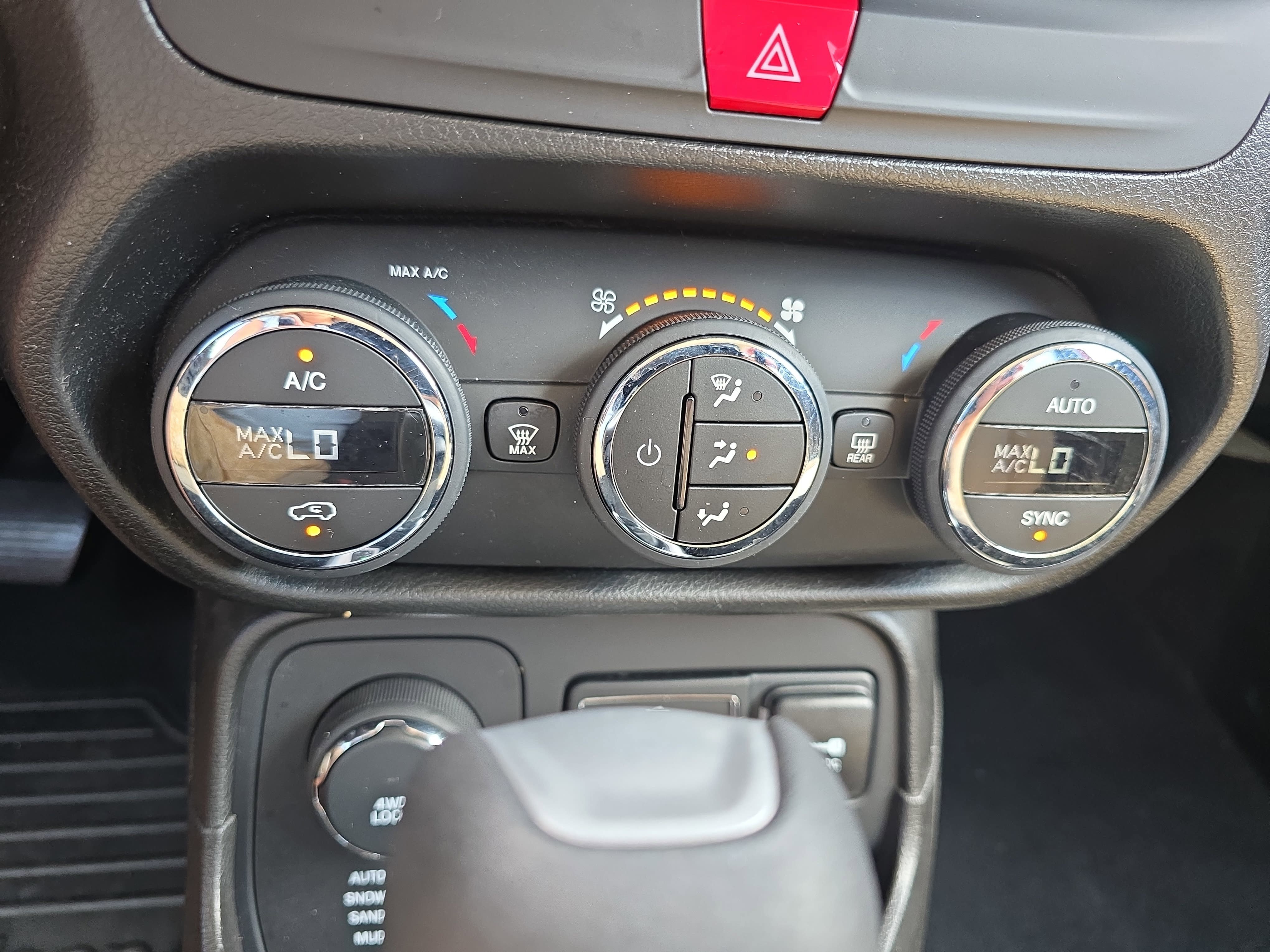 Used 2016 Jeep Renegade Latitude w/ Popular Equipment Group AWD/4WD image 23
