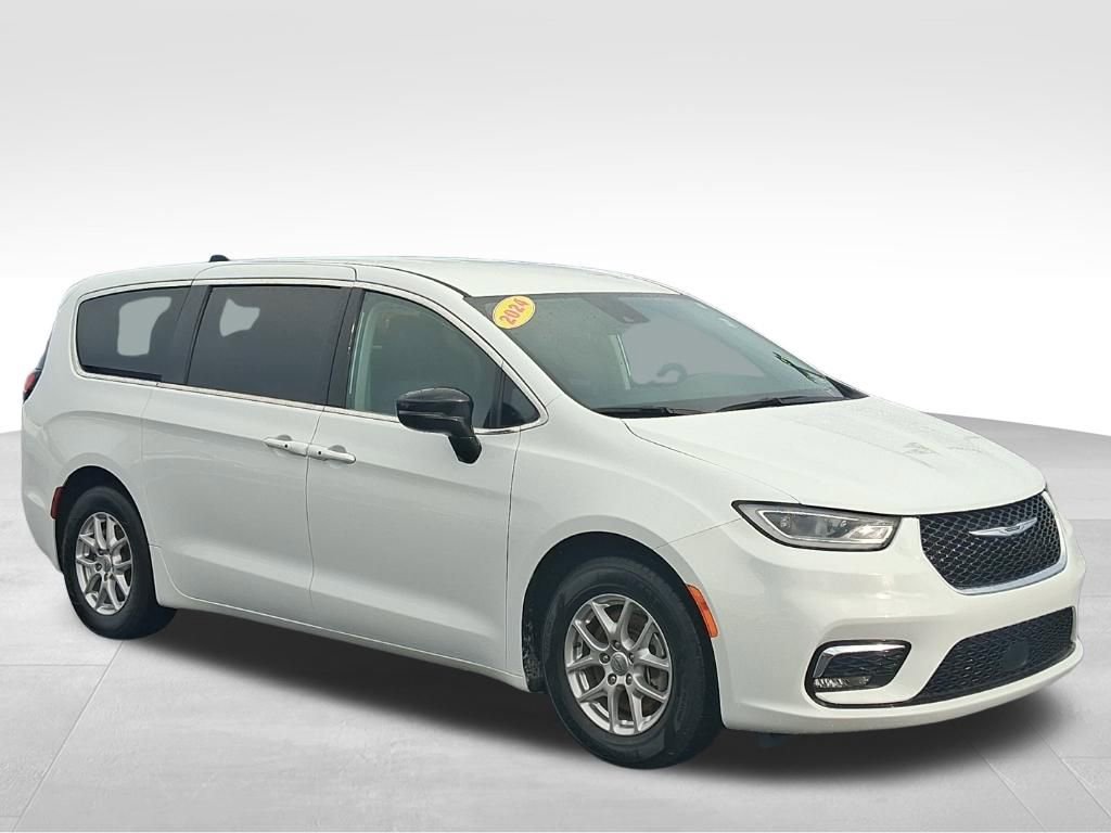 Used 2024 Chrysler Pacifica Touring-L image 3