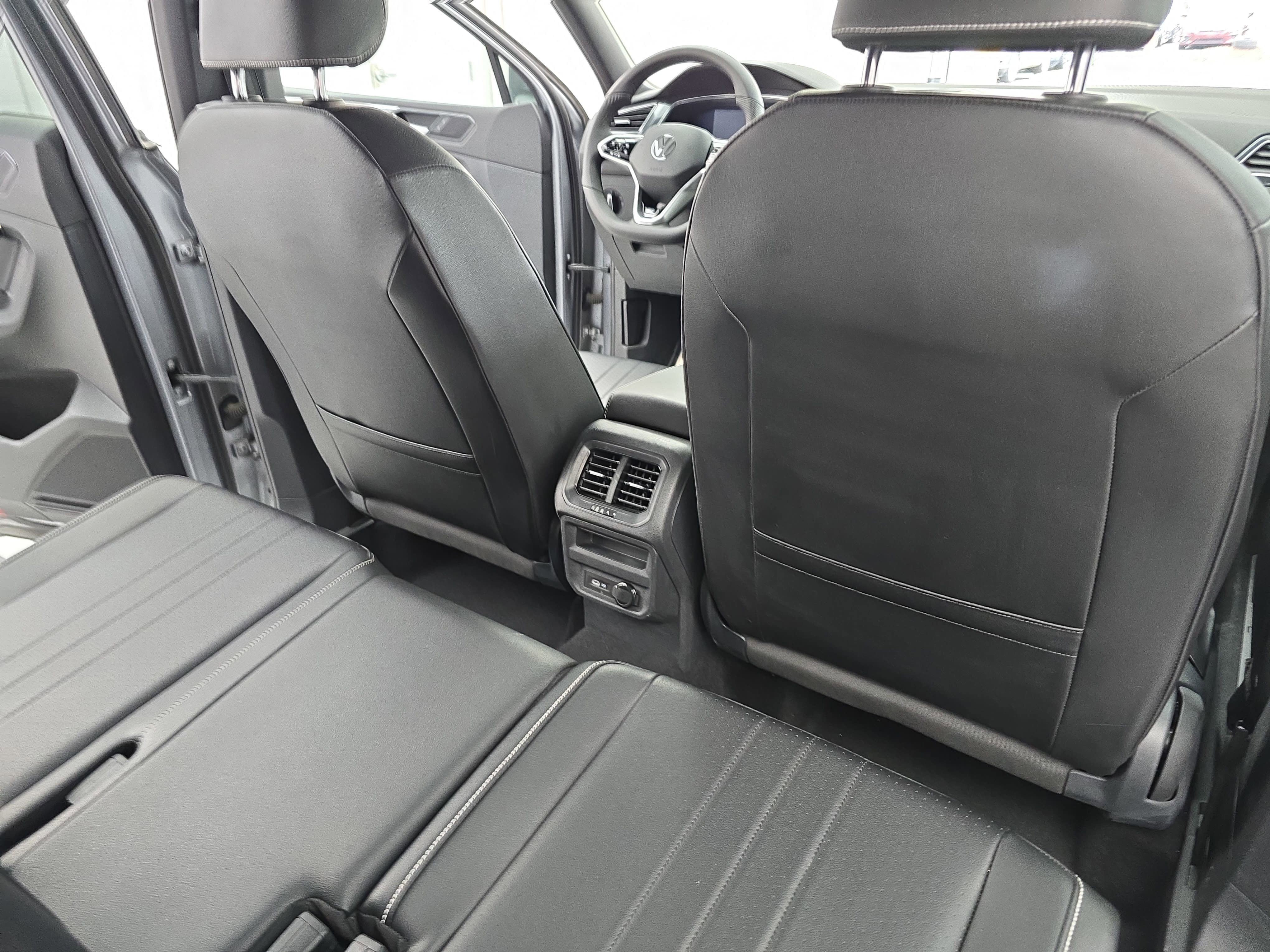 Certified 2022 Volkswagen Tiguan SE R-Line FWD image 11