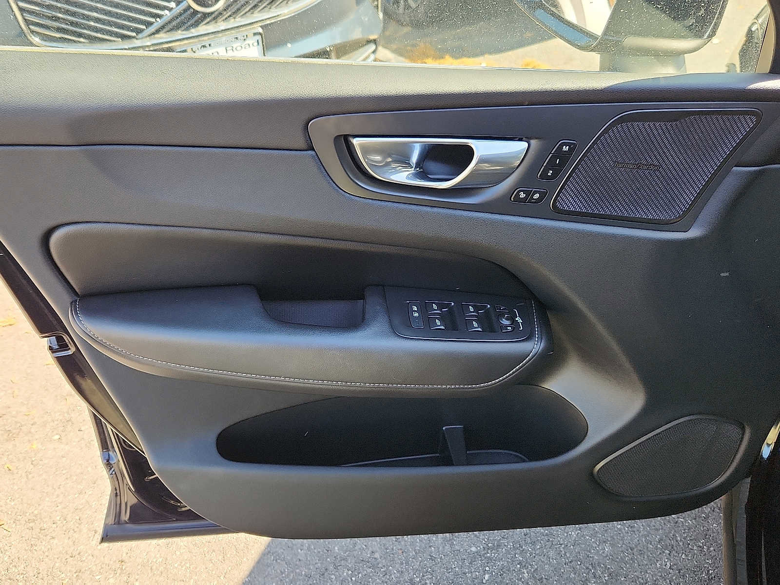 Certified 2023 Volvo XC60 B6 Ultimate w/ Protection Package Premier image 12