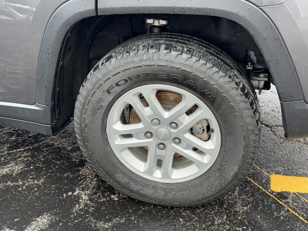 Used 2023 Jeep Grand Cherokee Laredo image 5