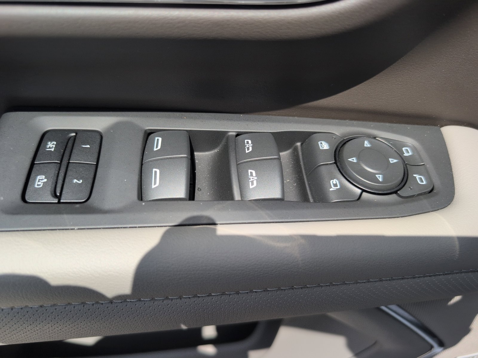 Used 2023 GMC Yukon XL SLT w/ SLT Luxury Package image 21