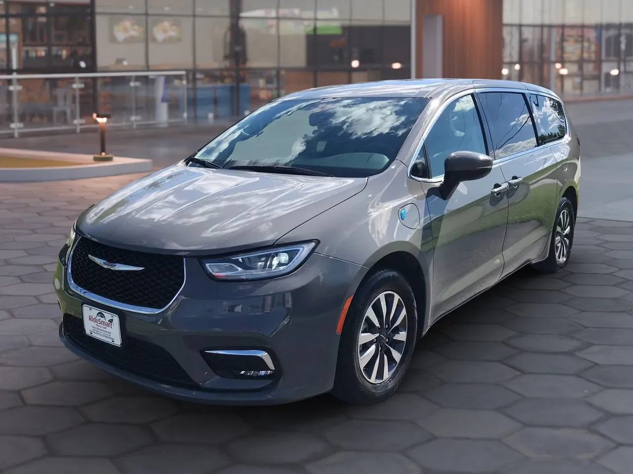 Used 2023 Chrysler Pacifica Touring-L FWD image 6